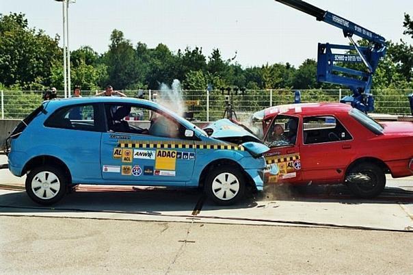 Alt gegen neu - der zwanzig Jahre alte Ford Sierra ist sicherheitstechnisch dem modernen Fiesta deutlich unterlegen.